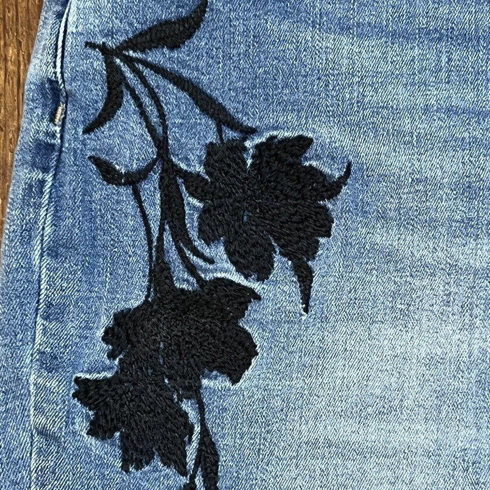 Chico's Boyfriend Ankle Jeans Floral Embroidered High Rise Size 2 US 12 Stretch - Picture 5 of 8